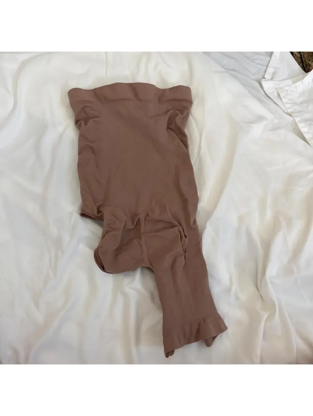 Skims left leg solution shapewear short